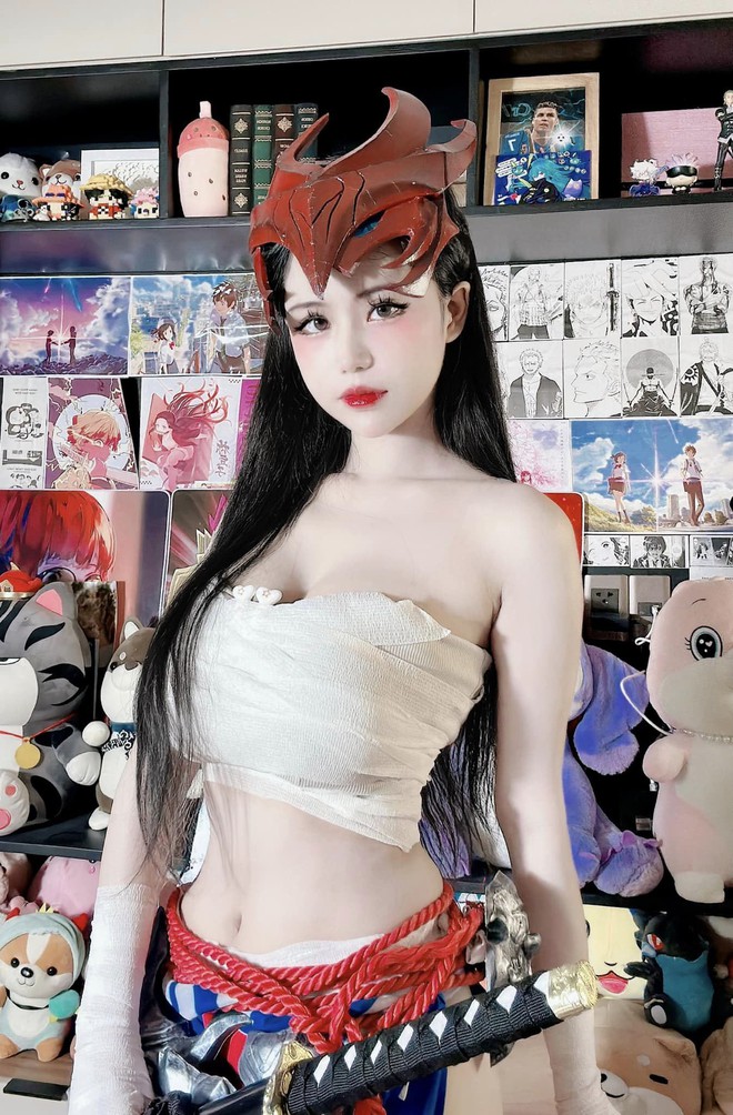 Ngắm mê đắm gái xinh hậu trường màn cosplay Yone