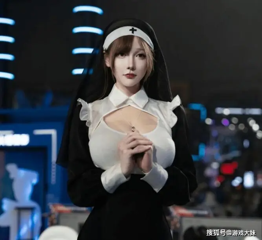 Nữ streamer chiếm trọn spotlight khi cosplay gợi cảm tại sự kiện lớn