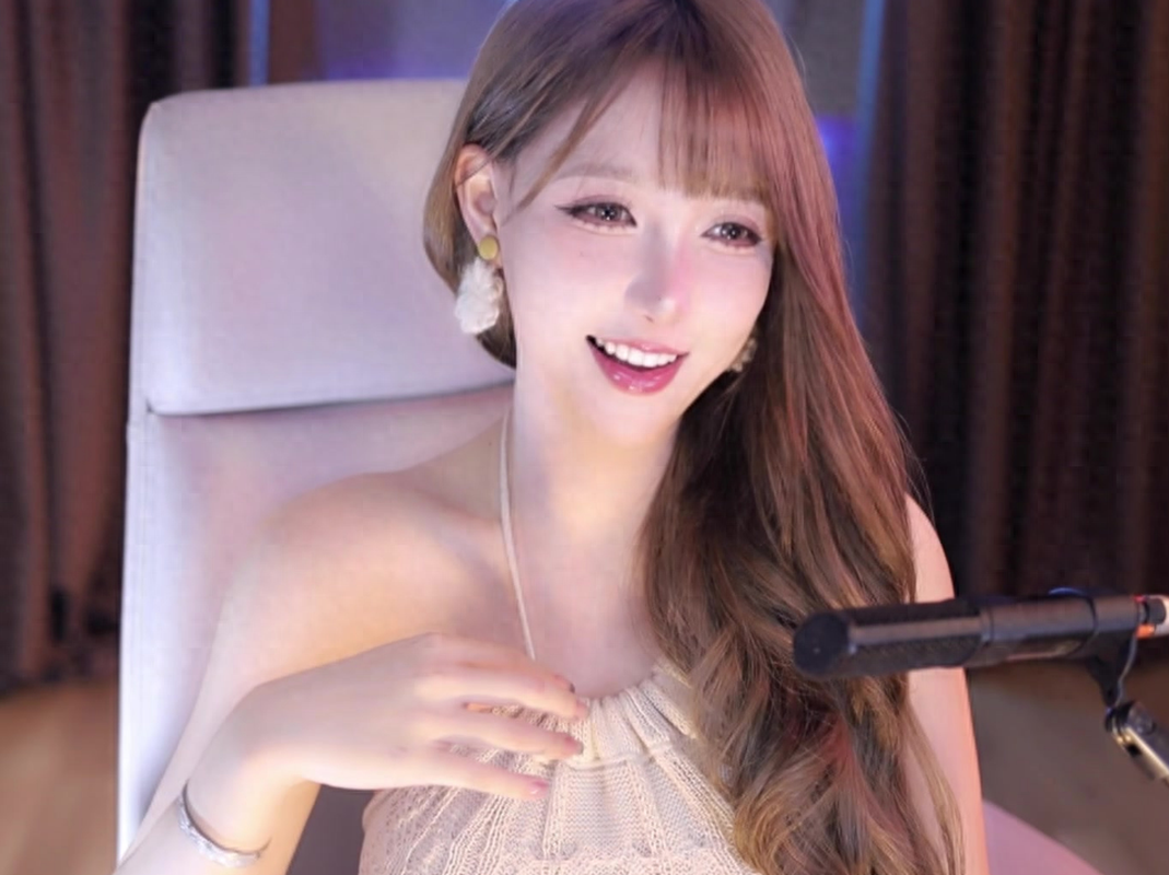 Nữ streamer chiếm trọn spotlight khi cosplay gợi cảm tại sự kiện lớn