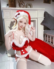 Hoshilily hóa bà Già Noel nóng bỏng giữa mùa hè