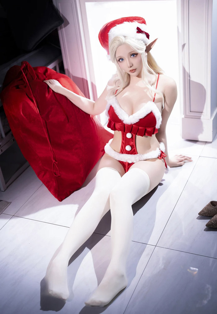 Hoshilily đốt cháy mạng xã hội với bộ cosplay Ông Già Noel Nóng Bỏng giữa mùa Hè