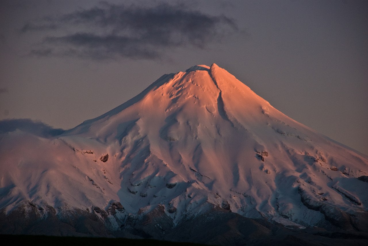 Tại sao núi Taranaki ở New Zealand lại có ranh giới gần như hình tròn hoàn hảo, giống như được tạo ra bởi con người?- Ảnh 4.