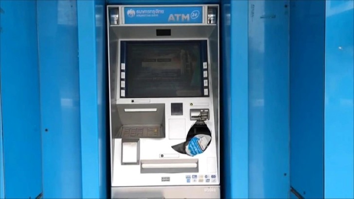 Thái Lan: Một nữ sinh đấm thủng cây ATM vì lý do khó đỡ