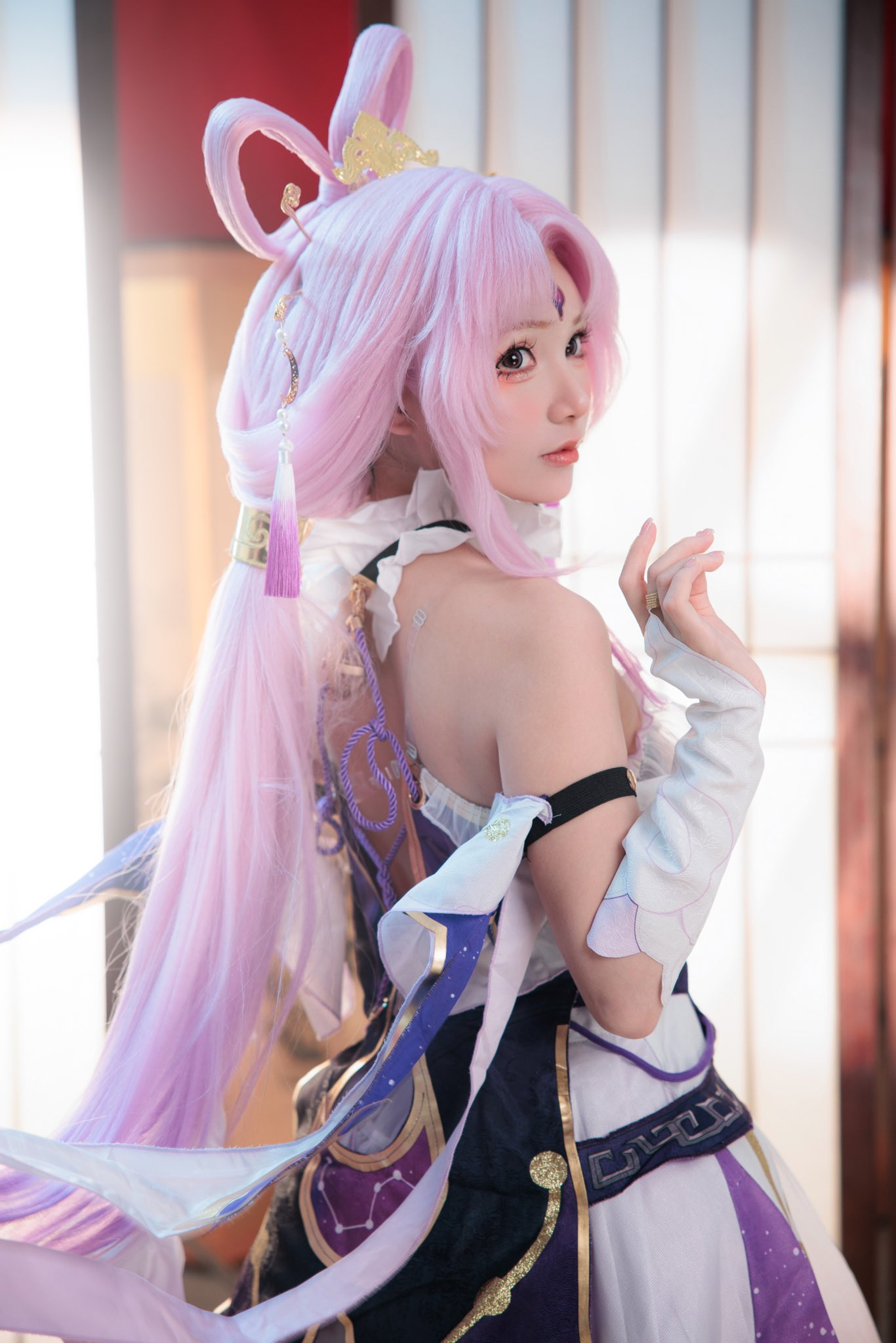 Bộ ảnh Cosplay Verina xinh đẹp và đáng yêu trong Wuthering Waves không thua gì bản gốc