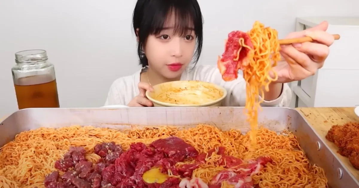 Thánh Mukbang cầu cứu, bạn trai dọa tung clip nóng