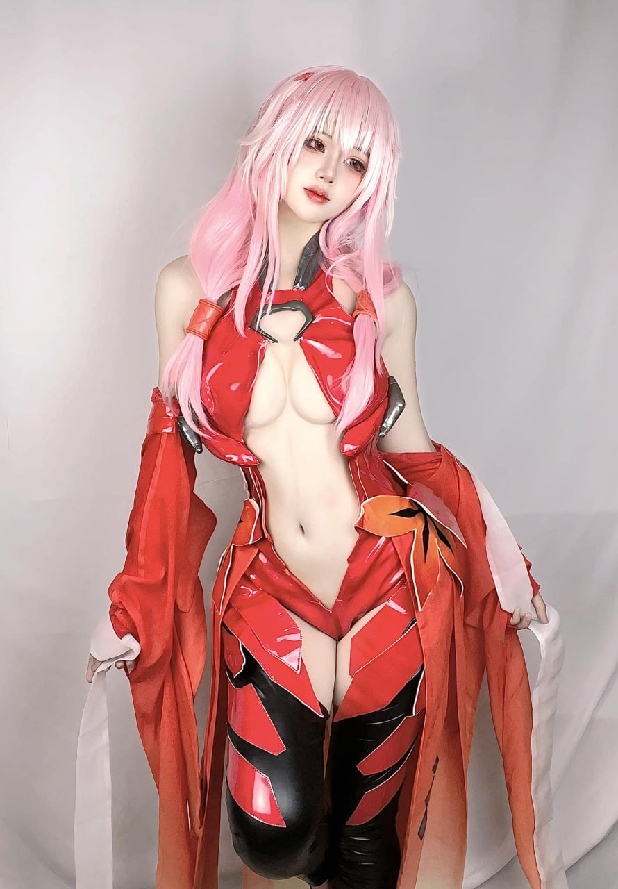 Màn cosplay Shenhe trắng tinh khôi của vợ “quốc dân” khiến anh em Genshin Impact mê mẩn