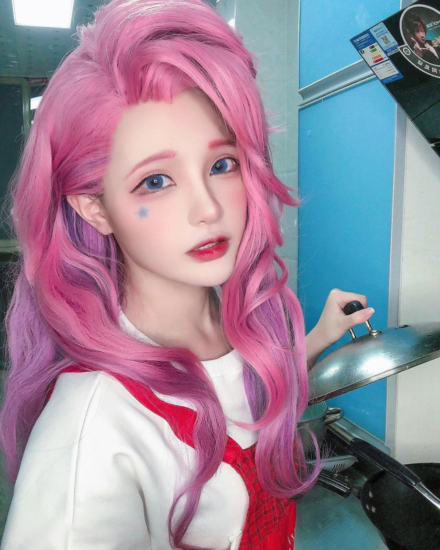 Nữ game thủ "đốn tim" fan nam nhờ màn cosplay Seraphine cực cuốn- Ảnh 6.