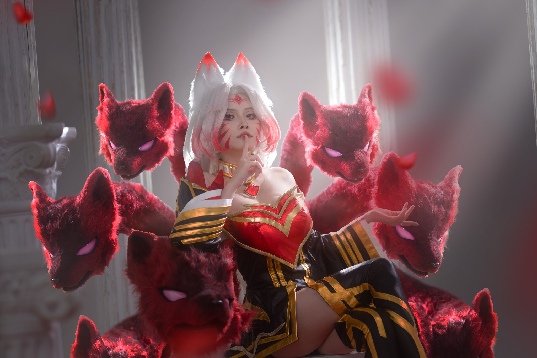 Dàn gái xinh khiến Ahri hot trở lại, màn cosplay gây "bão like" vì quá nóng bỏng- Ảnh 2.