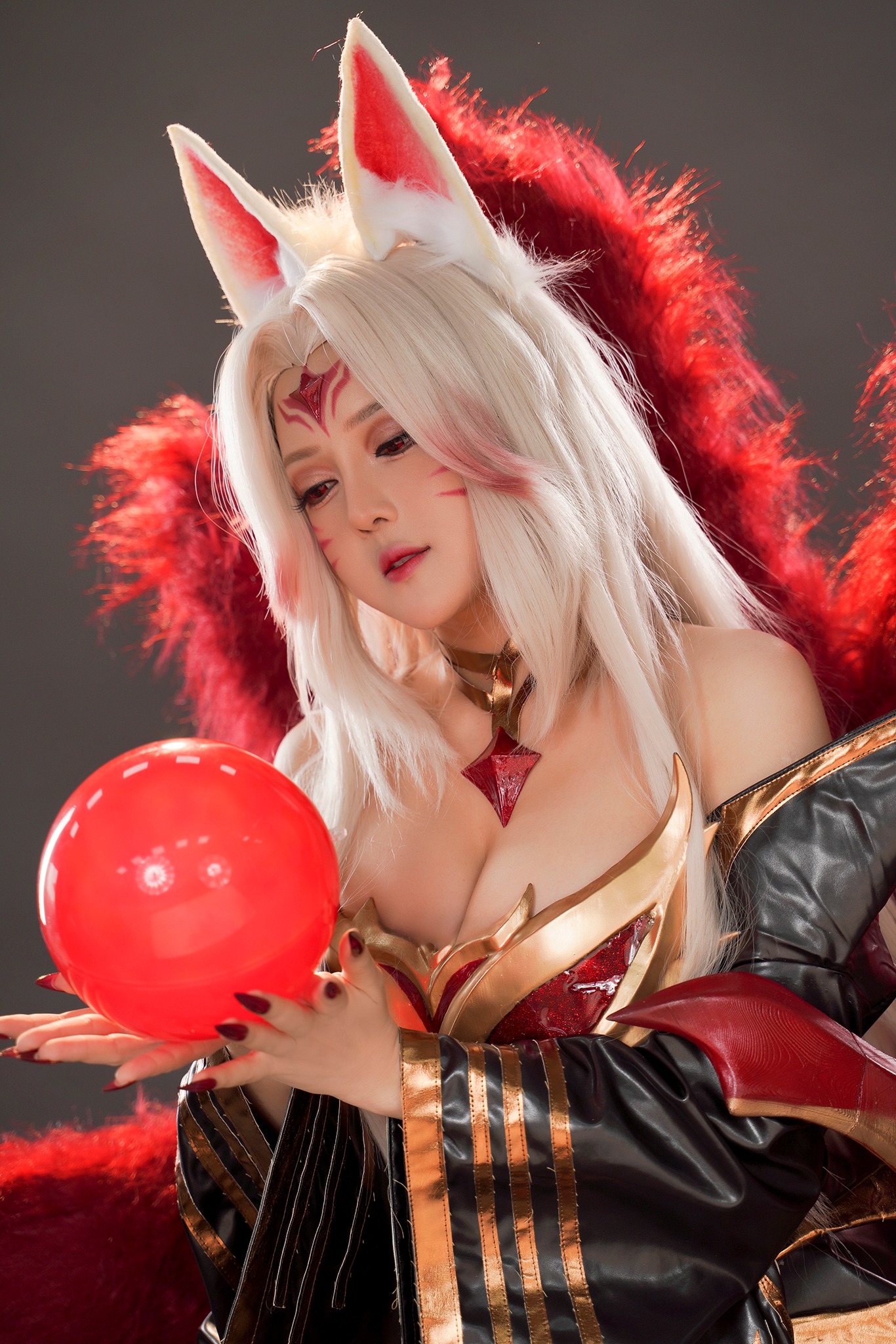 Dàn gái xinh khiến Ahri hot trở lại, màn cosplay gây "bão like" vì quá nóng bỏng- Ảnh 10.