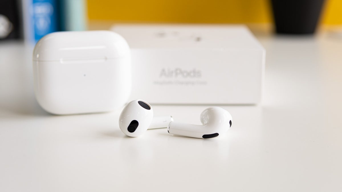 Apple sắp ra mắt tới 3 mẫu AirPods mới: Lần đầu tiên AirPods thường có tính năng cao cấp này- Ảnh 1.