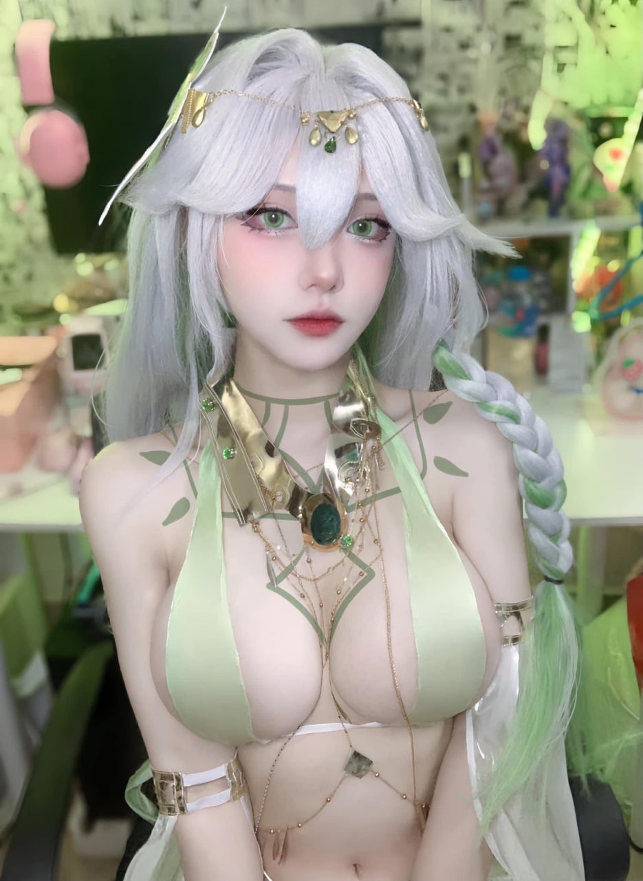 Coser nóng bỏng tung ảnh quá khứ 'phồn thực'