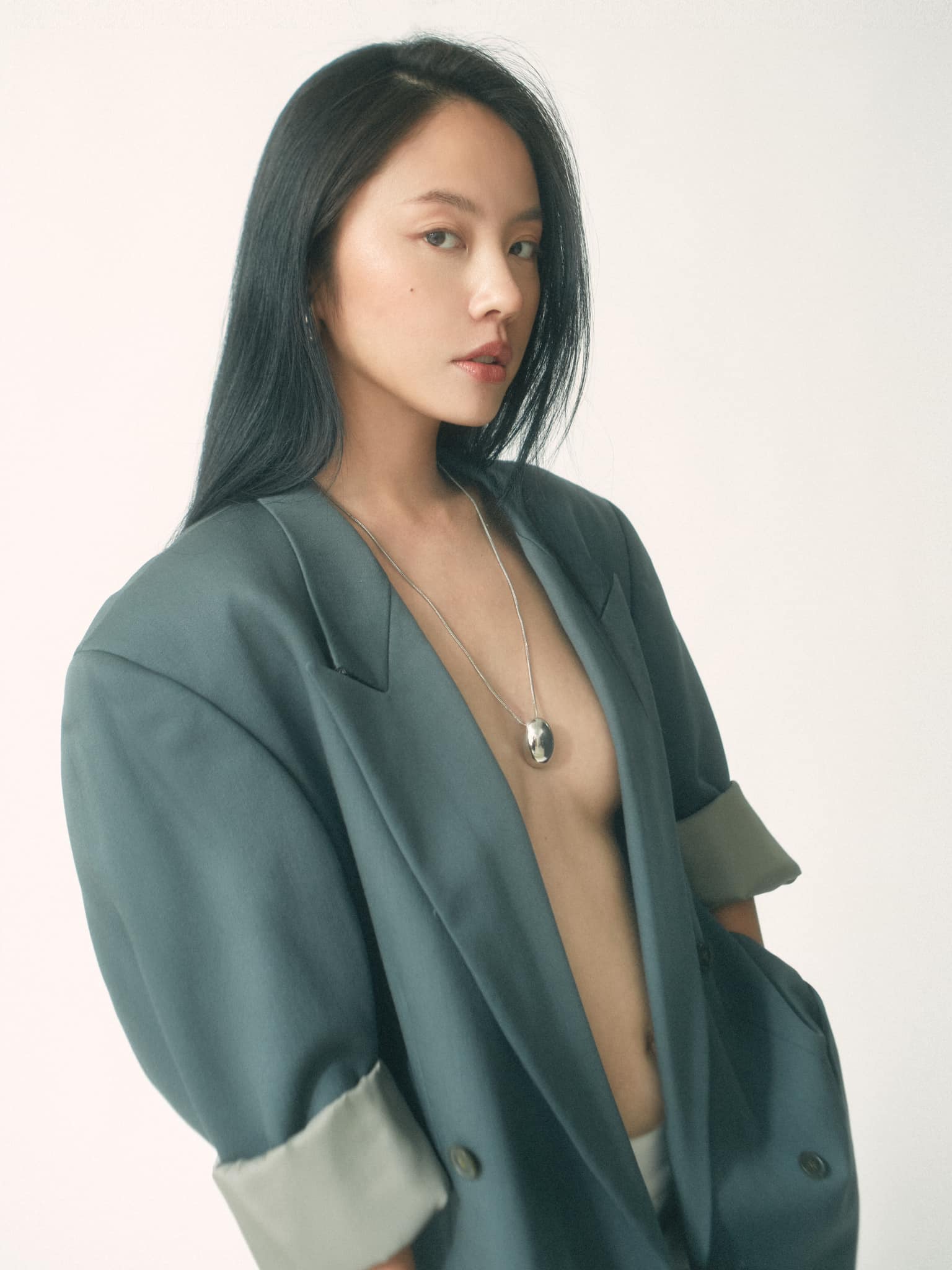 Hot girl gây tranh cãi với cảnh