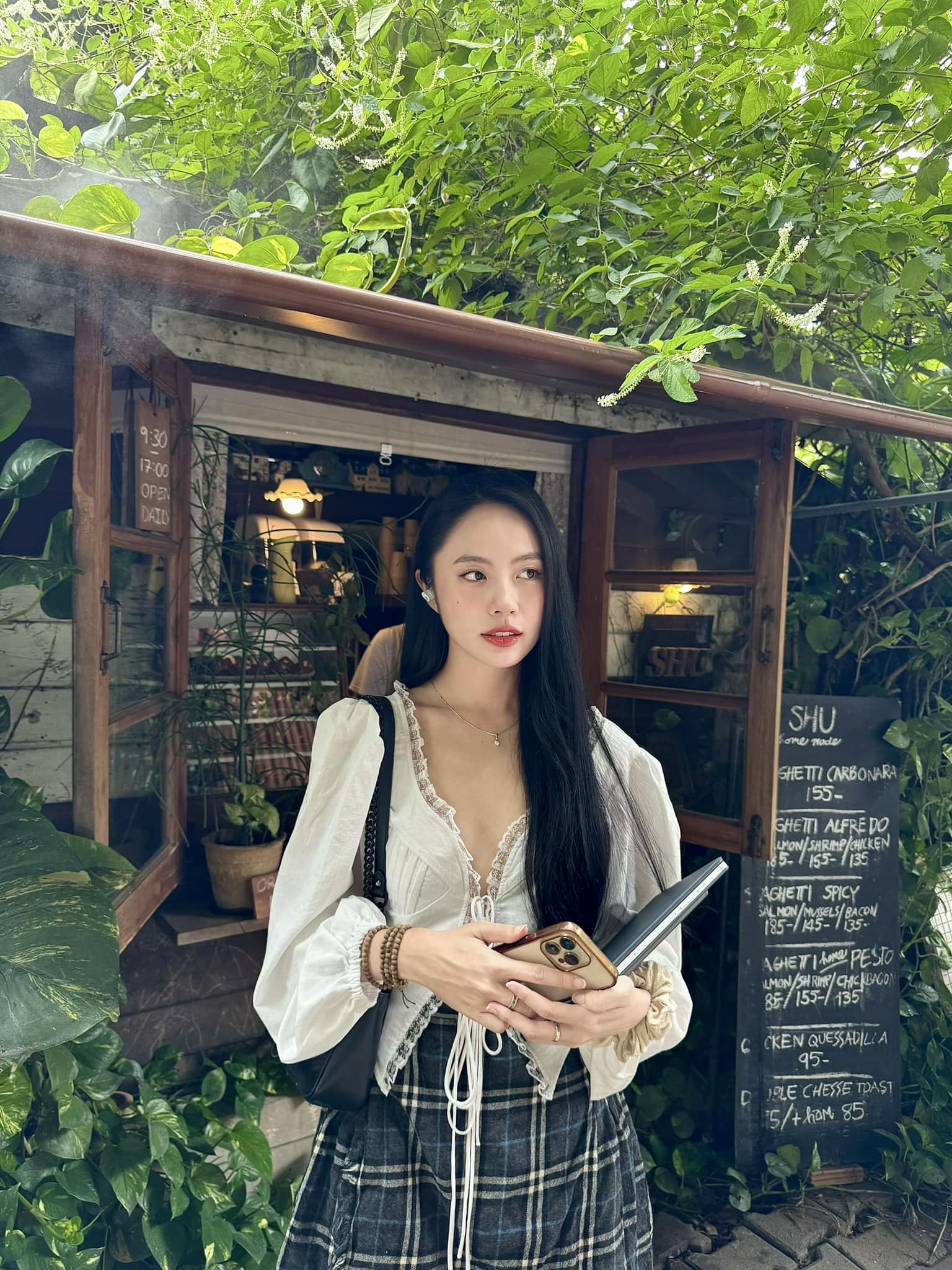 Hot girl gây tranh cãi với cảnh