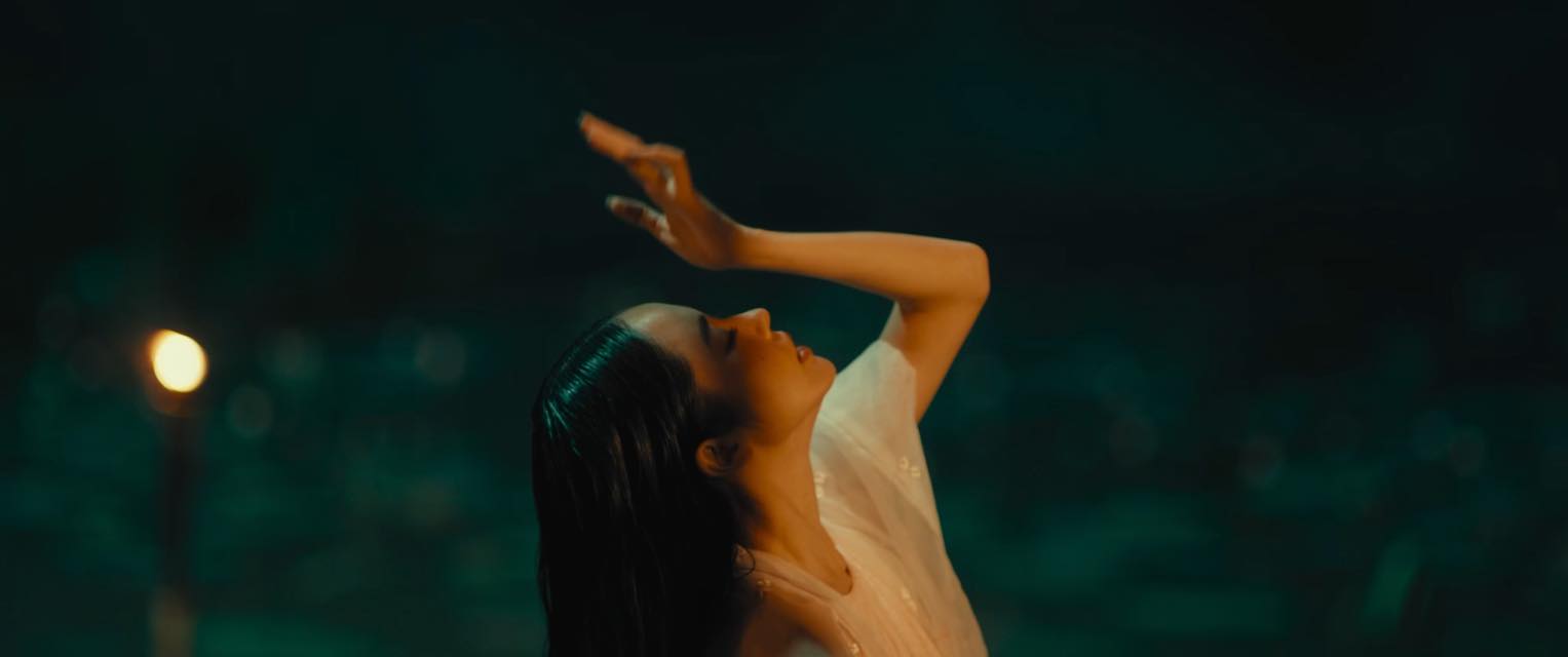 Hot girl gây tranh cãi với cảnh
