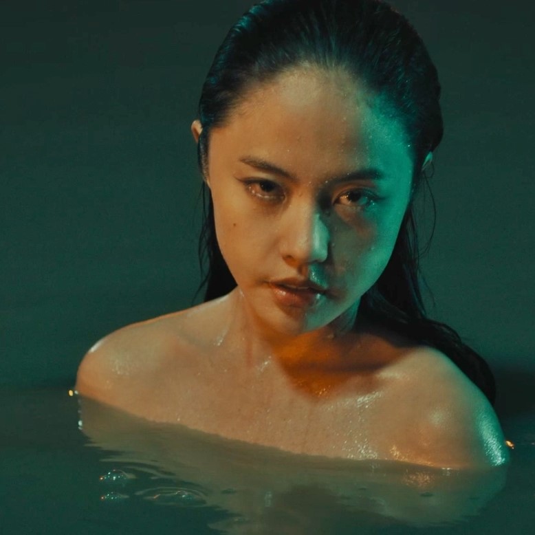 Hot girl gây tranh cãi với cảnh