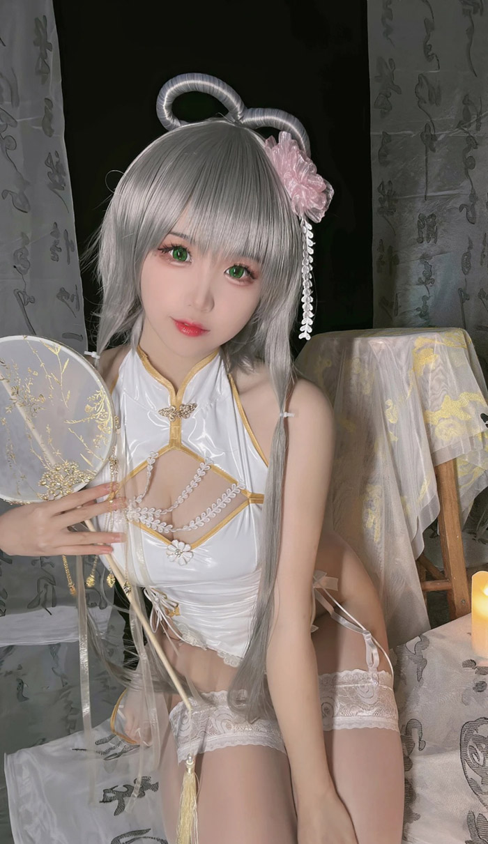 Cosplay Lạc Thiên Y sườn xám của Mikoww khiến anh em