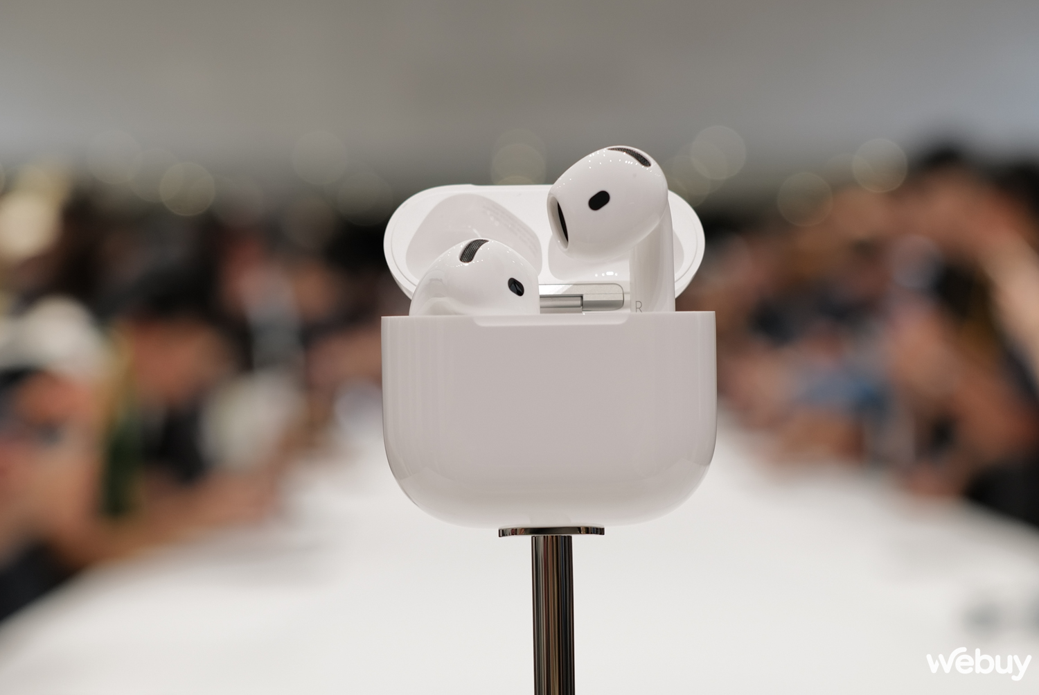 Hết cắt giảm củ sạc, Apple giờ cắt nốt cả cáp USB-C: Mua AirPods 4 giờ không có phụ kiện gì tặng kèm- Ảnh 2.