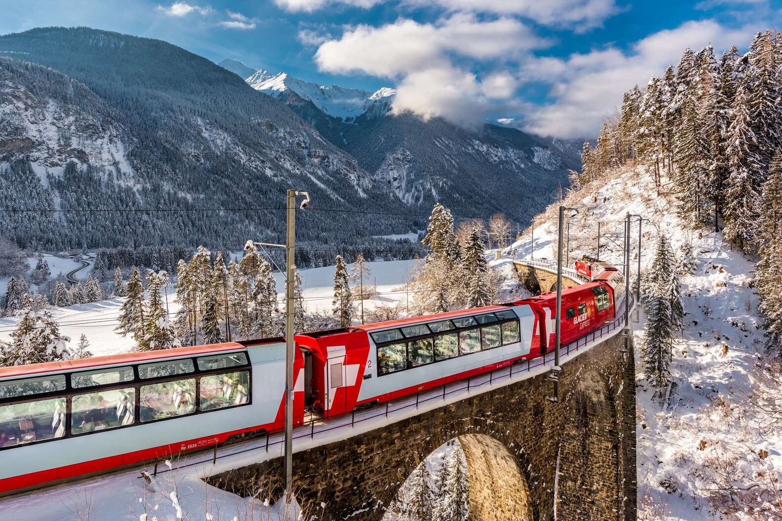 Glacier Express: 'Tàu tốc hành' chậm nhất thế giới, mất 8 giờ để đi gần 300 km!- Ảnh 3.