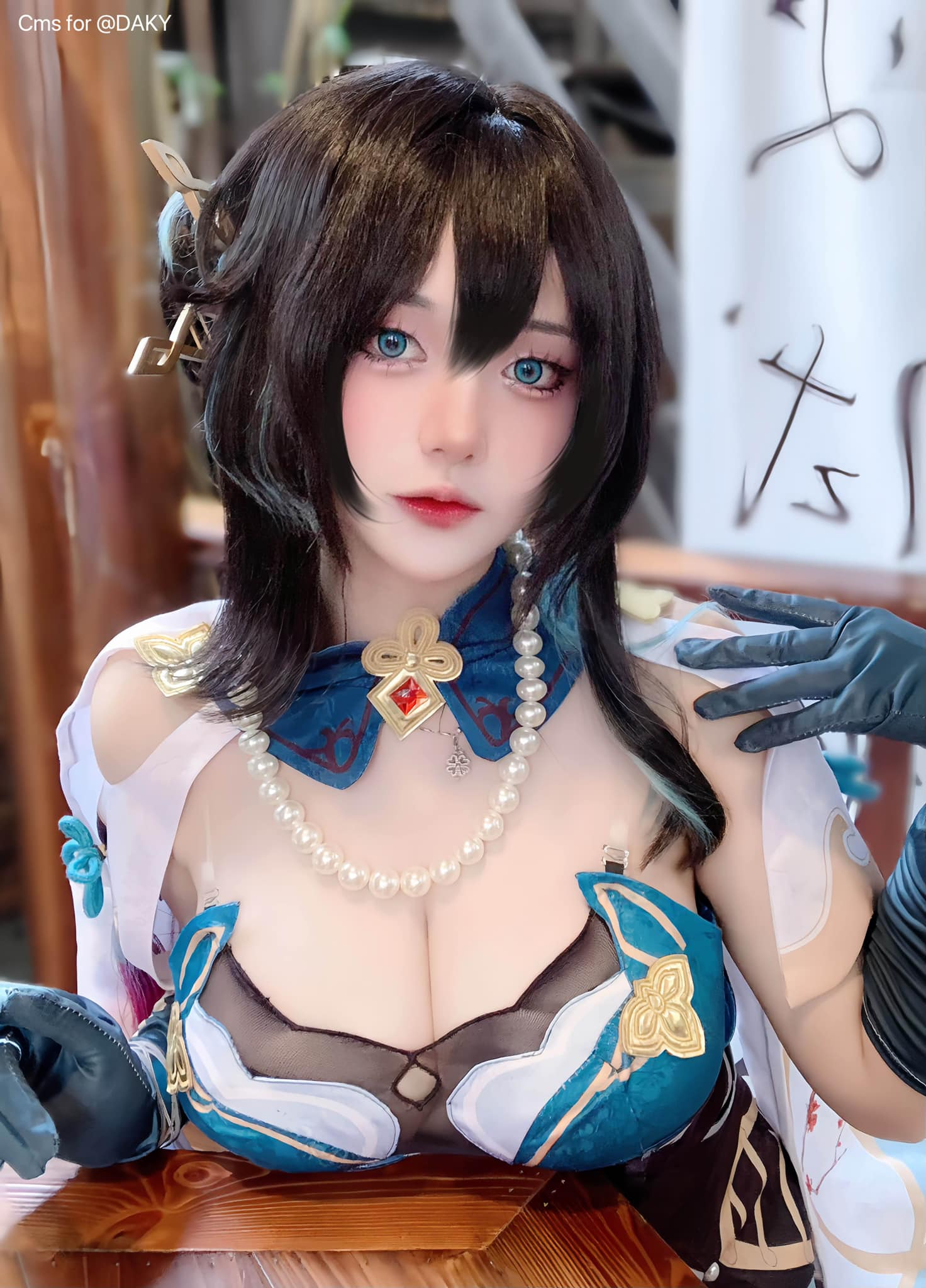 Top 1 làng cosplay liên tục "đốt mắt" fan với thân hình tràn viền