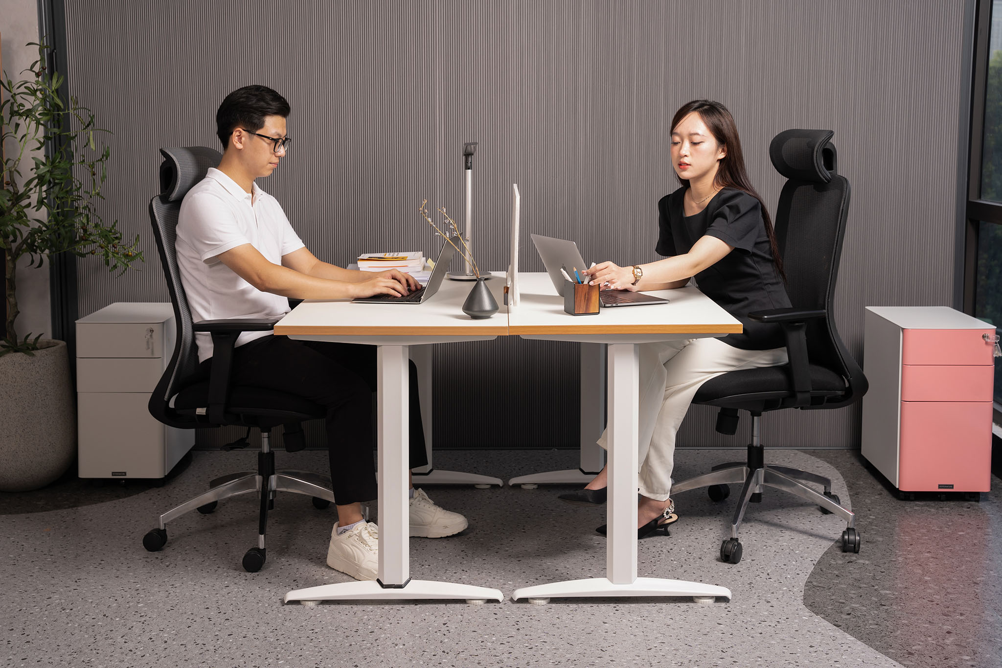 Dùng thử ghế công thái học HyperWork Cloud Chair và tủ di động Ivy Slim: Ngồi êm ái, tiết kiệm không gian, giá chỉ hơn 2 triệu đồng mà có cả ngàn ưu điểm- Ảnh 6.