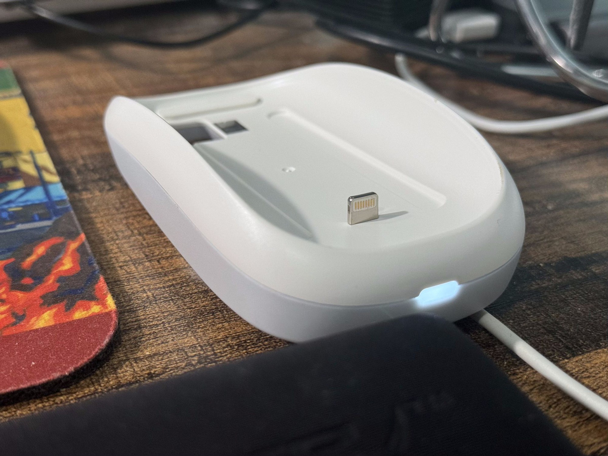 Khó hiểu: Ra mắt sau gần một thập kỷ nhưng Magic Mouse mới của Apple vẫn để cổng sạc ở dưới đáy- Ảnh 4.