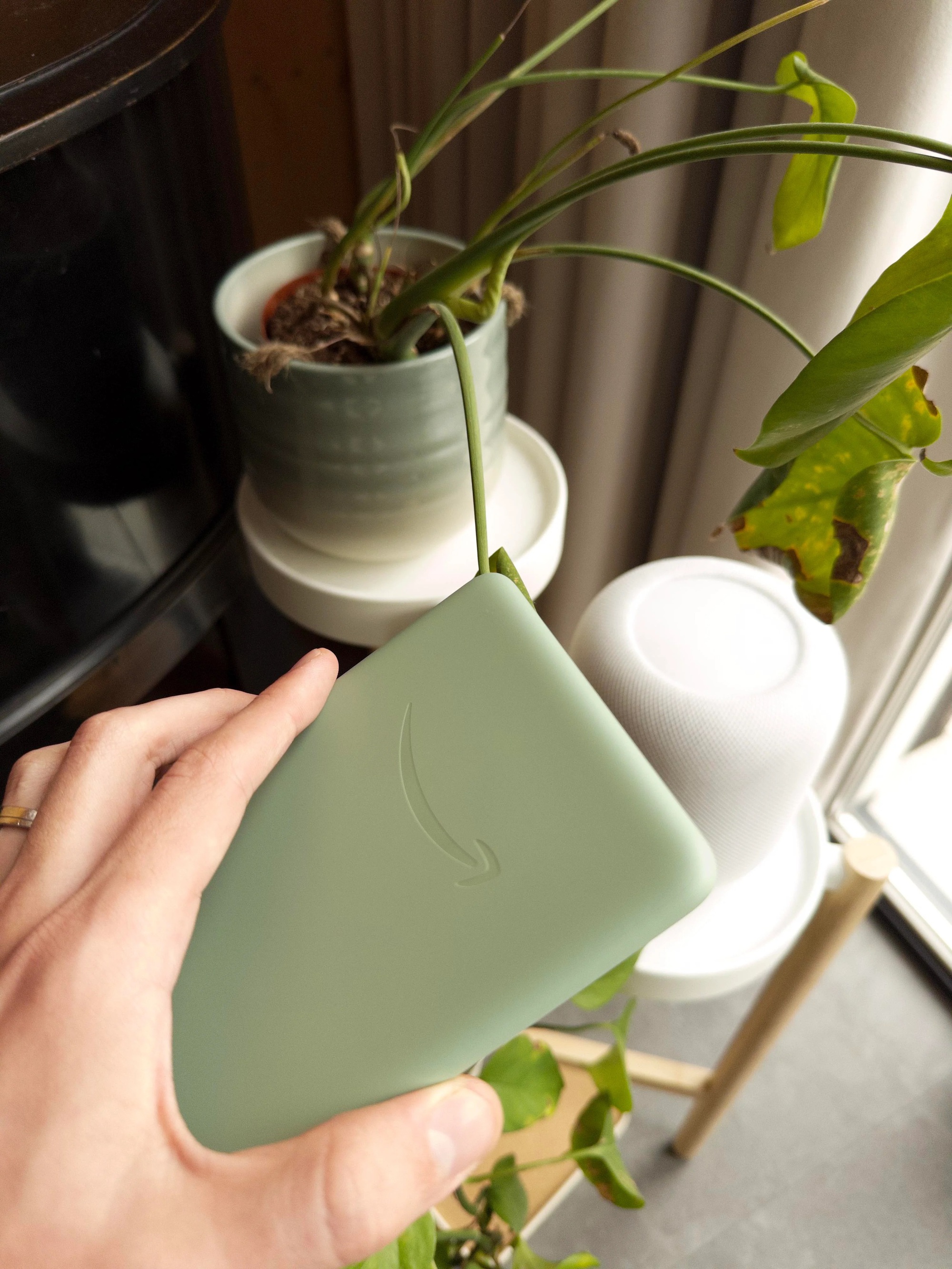 Cận cảnh chiếc Kindle màu xanh Matcha