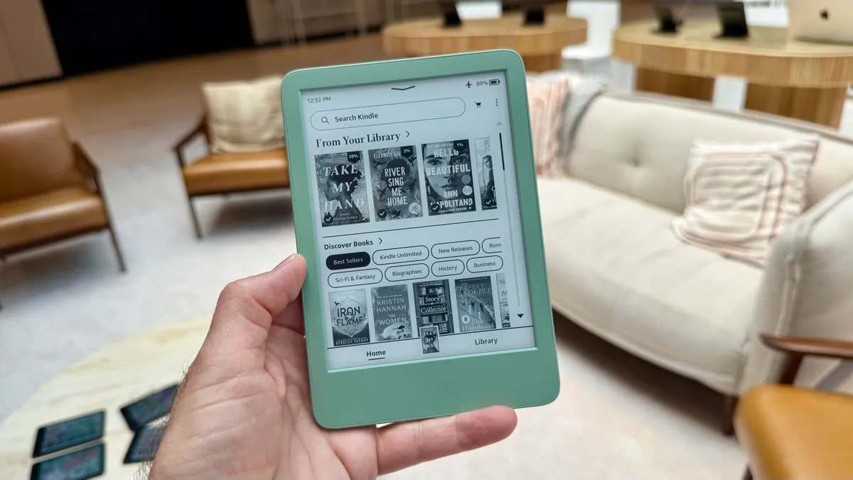 Cận cảnh chiếc Kindle màu xanh Matcha