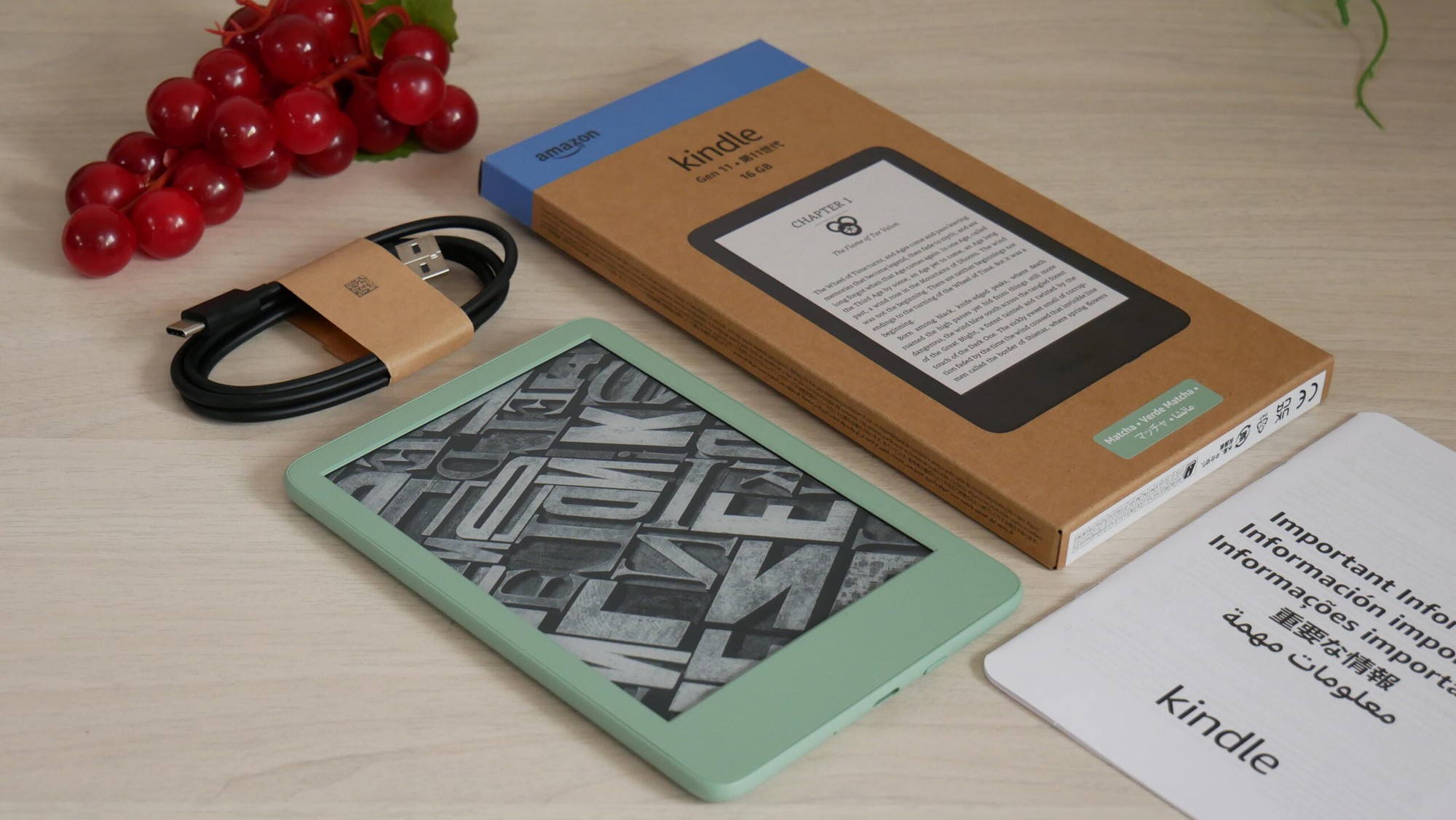 Cận cảnh chiếc Kindle màu xanh Matcha