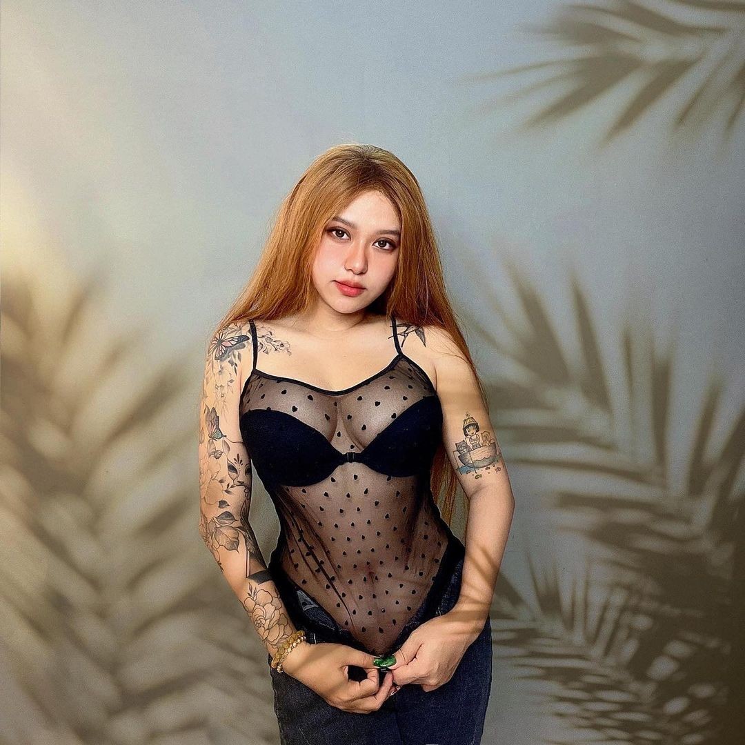 Rapper Suzie lên tiếng trước tin đồn khoe thân để săn Hồng Hài Nhi