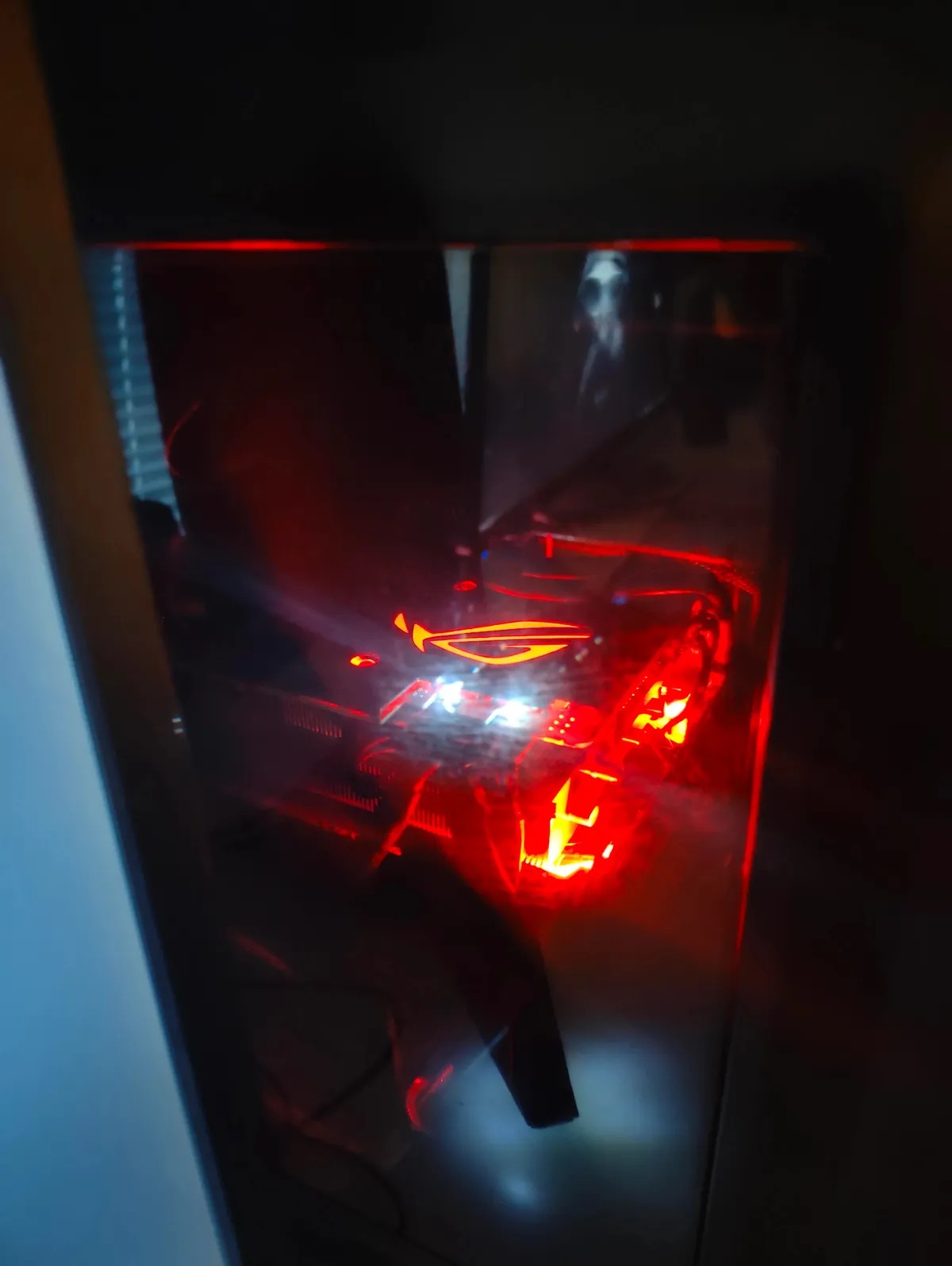 Lái xe rác tìm thấy PC "khủng" với chip Threadripper 32 nhân, card RTX 2080 Ti trong thùng rác- Ảnh 3.