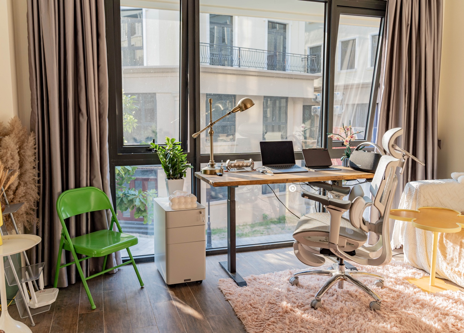 Cô gái Hà Nội mê decor góc làm việc tại nhà: Vừa xinh xắn lại vừa nhiều công năng, có cả chỗ ngồi