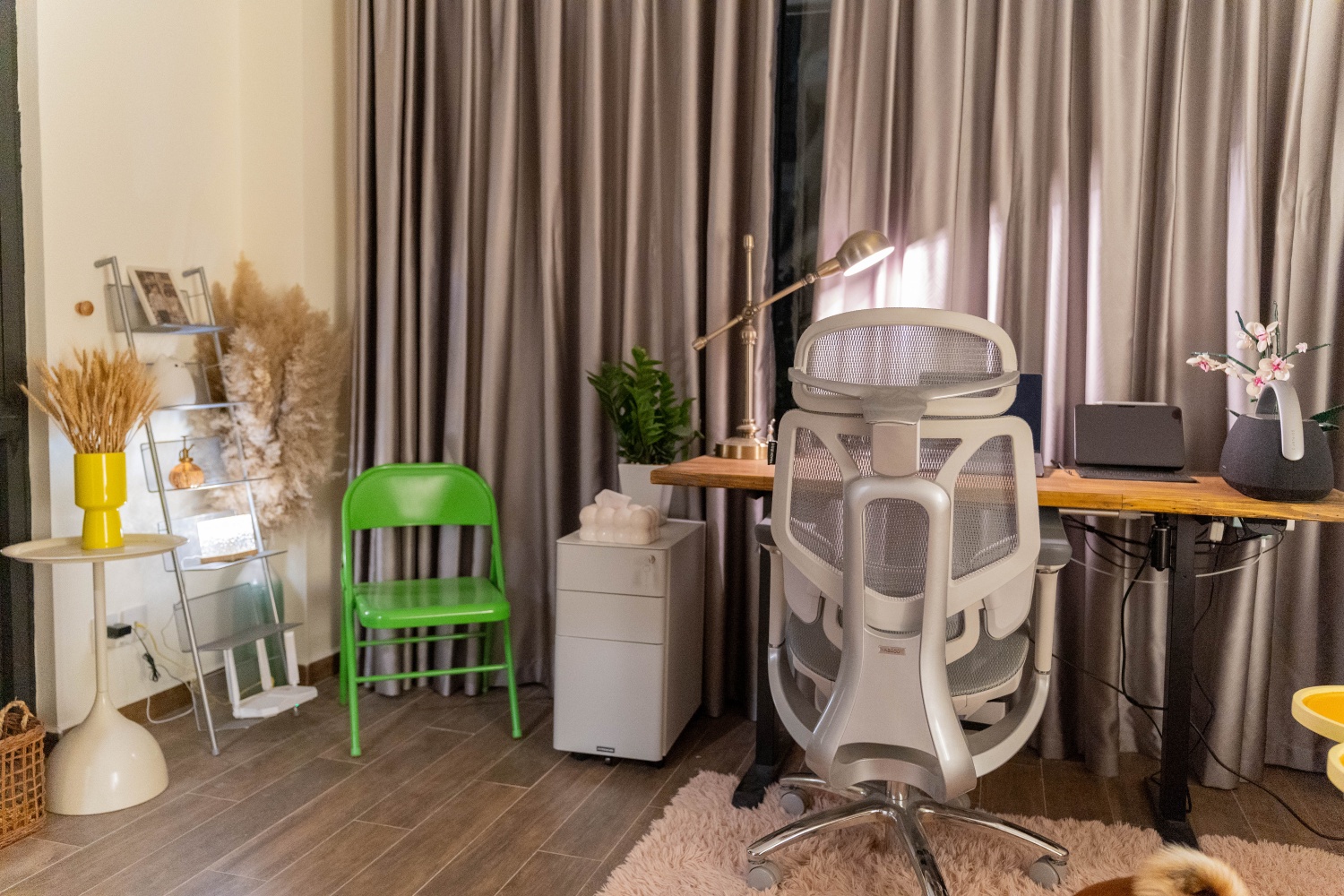 Cô gái Hà Nội mê decor góc làm việc tại nhà: Vừa xinh xắn lại vừa nhiều công năng, có cả chỗ ngồi
