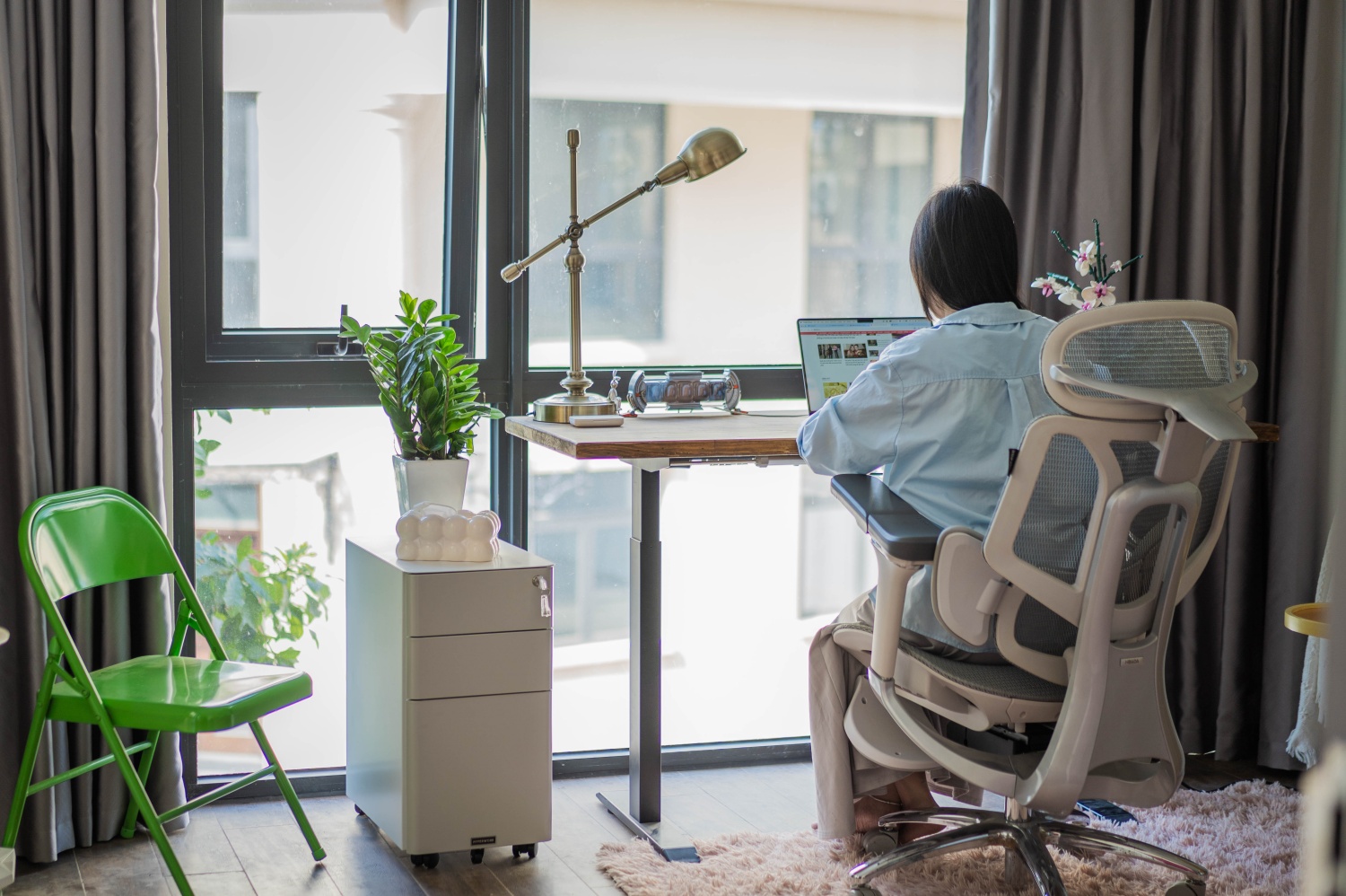 Cô gái Hà Nội mê decor góc làm việc tại nhà: Vừa xinh xắn lại vừa nhiều công năng, có cả chỗ ngồi