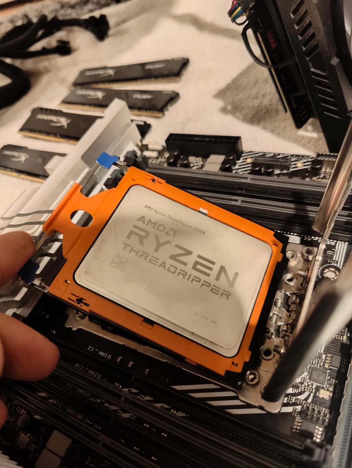 Lái xe rác tìm thấy PC "khủng" với chip Threadripper 32 nhân, card RTX 2080 Ti trong thùng rác- Ảnh 4.