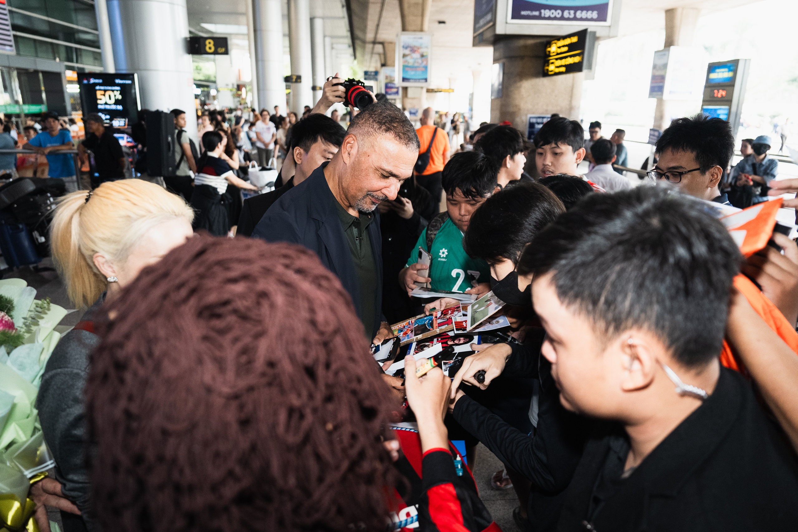 Ruud Gullit được các fan chờ đón sẵn ở sân bay