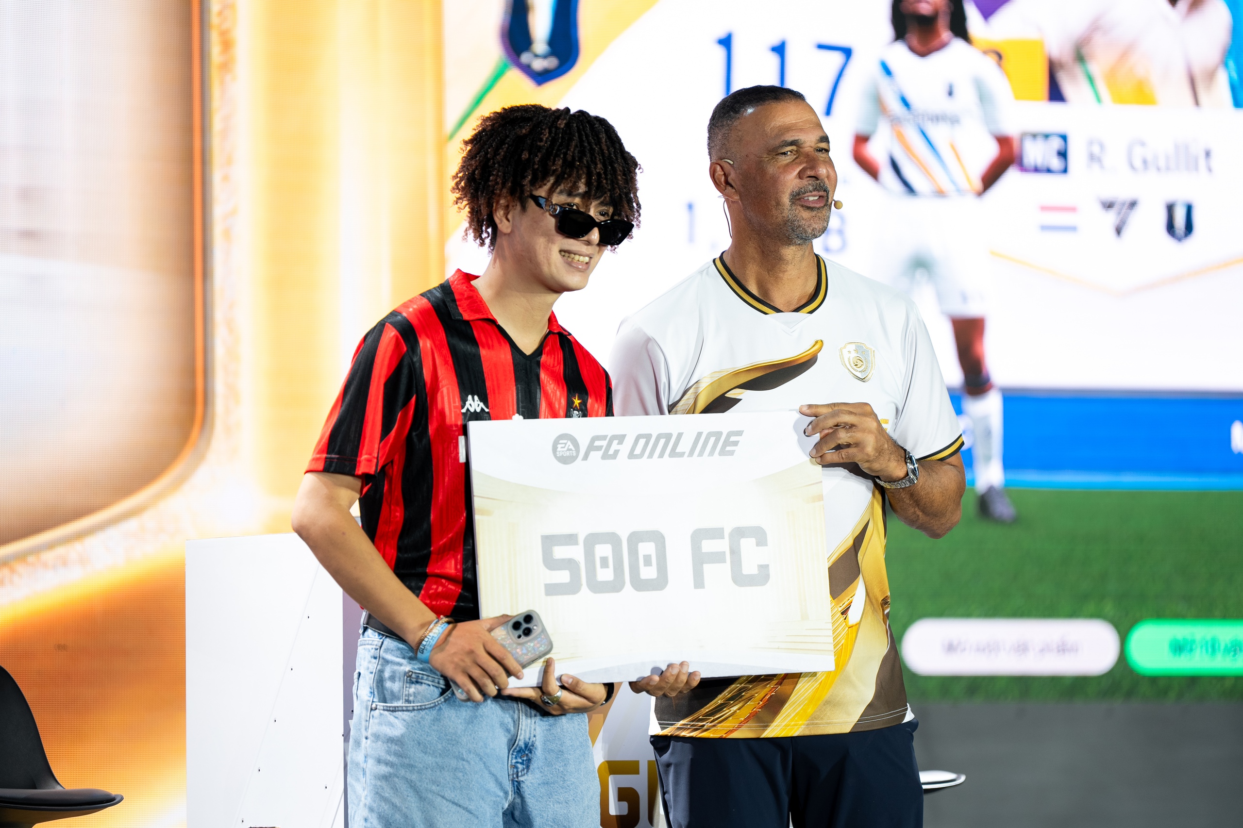 Một khán giả cosplay thành Gullit trong màu áo AC Milan