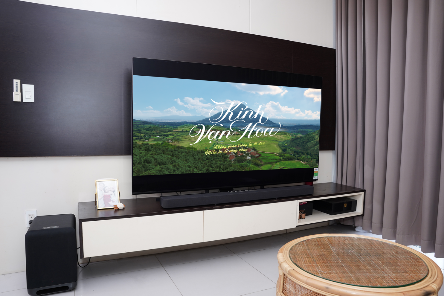 Đạo diễn Võ Thanh Hòa trải nghiệm thước phim đầu tiên của Kính Vạn Hoa trên TV Sony BRAVIA 9- Ảnh 1.