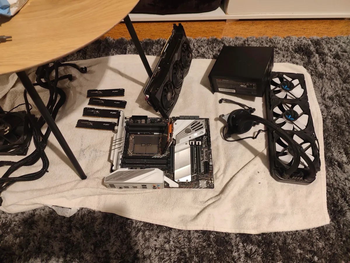 Lái xe rác tìm thấy PC "khủng" với chip Threadripper 32 nhân, card RTX 2080 Ti trong thùng rác- Ảnh 2.