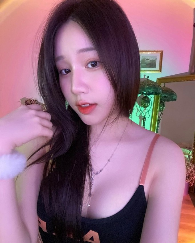 Nữ streamer phú bà phản ứng khi fan nam làm quen