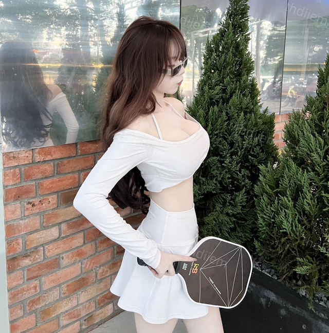 Hot girl Pickleball sở hữu vòng eo siêu thực, fan nam khẳng định "top 1" trend váy băng keo- Ảnh 6.