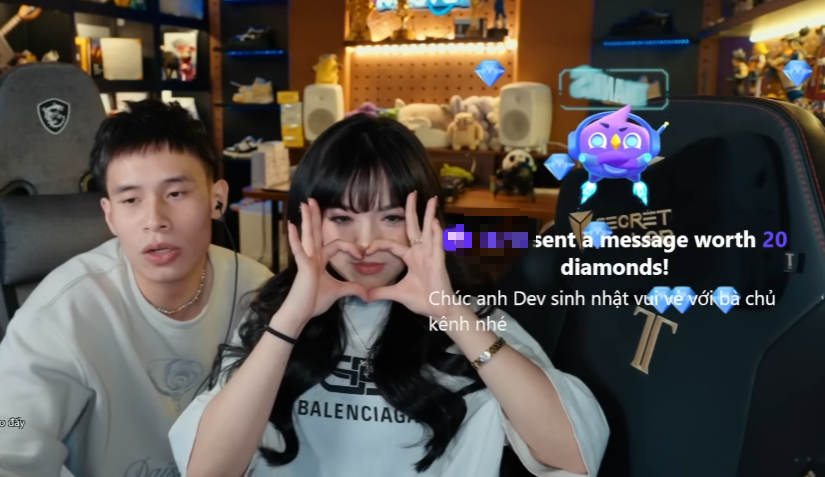 Hot girl Bảo Hân Helia tình tứ với bạn trai trên stream, bị dân mạng "check var" liên tục- Ảnh 1.