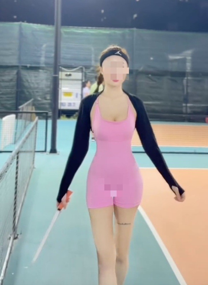 Hot girl diện đồ mát mẻ chơi Pickleball: