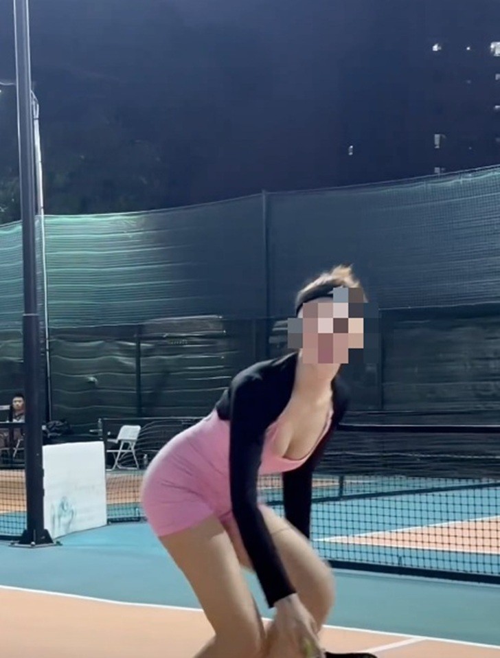 Hot girl diện đồ mát mẻ chơi Pickleball: