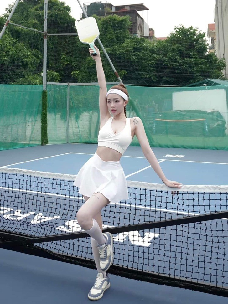 Hot girl diện đồ mát mẻ chơi Pickleball: