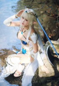 Sandu 69 đẹp trong veo, thuần khiết khi cosplay Lincia bên bờ suối