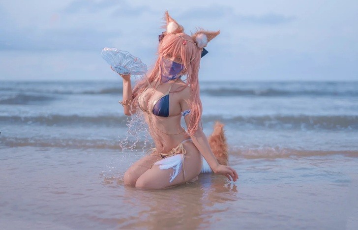 Cosplay Tamamo: nàng Cáo xinh đẹp đùa nghịch bên bờ biển đêm