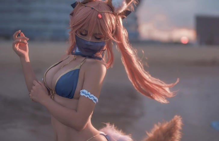 Cosplay Tamamo: nàng Cáo xinh đẹp đùa nghịch bên bờ biển đêm