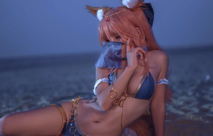 Cosplay Tamamo: nàng Cáo xinh đẹp đùa nghịch bên bờ biển đêm