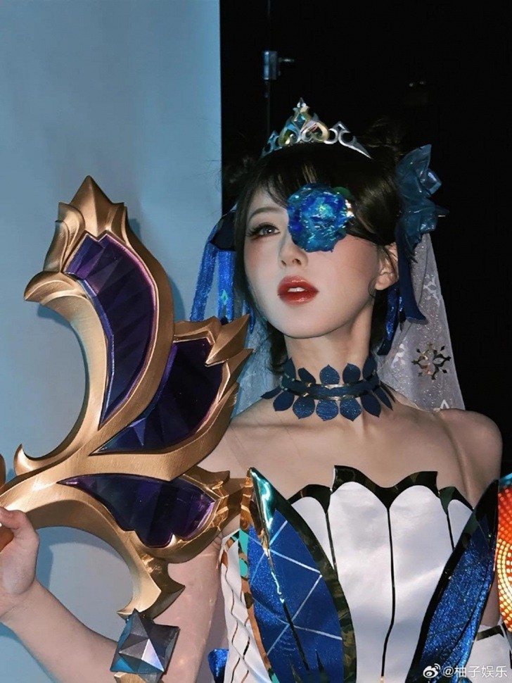 Triệu Lộ Tư từng cosplay Gwen khiến game thủ say đắm