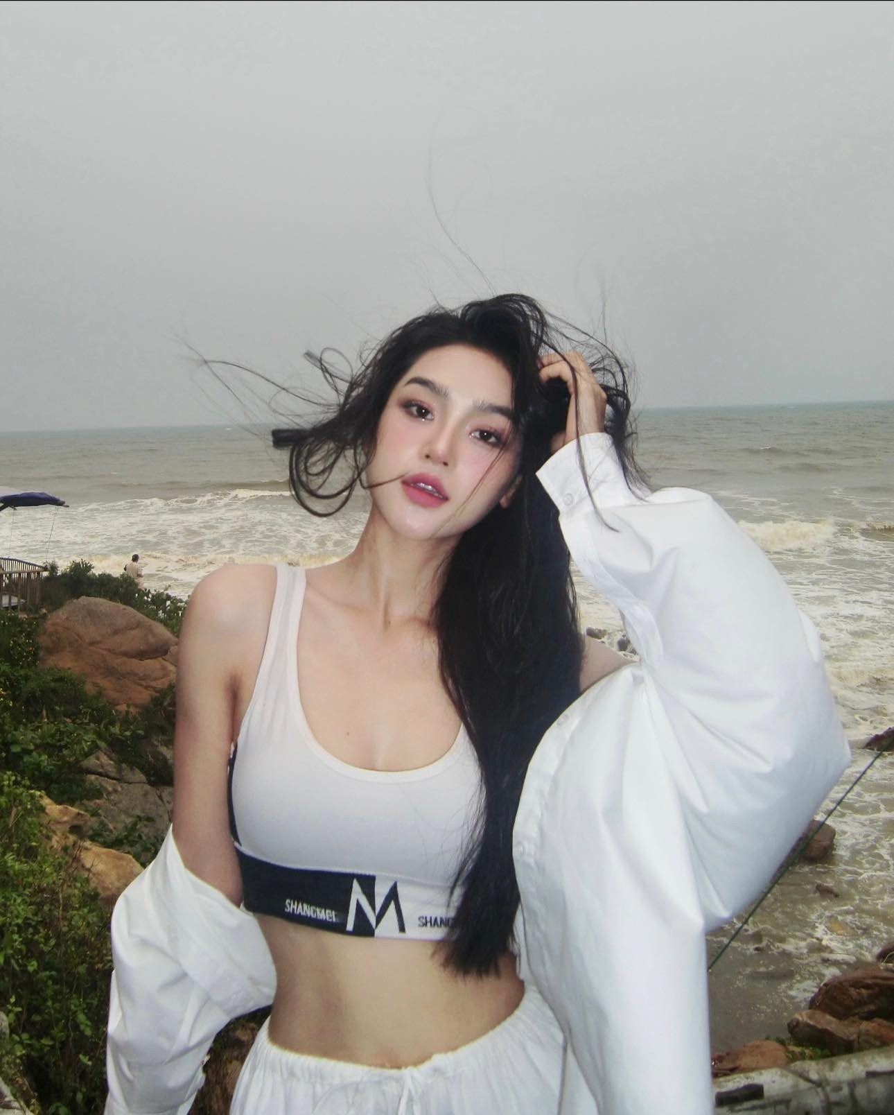 Mỹ nhân phim Việt giờ vàng viral khắp cõi mạng vì quá xinh, body ngoài đời đỉnh đến